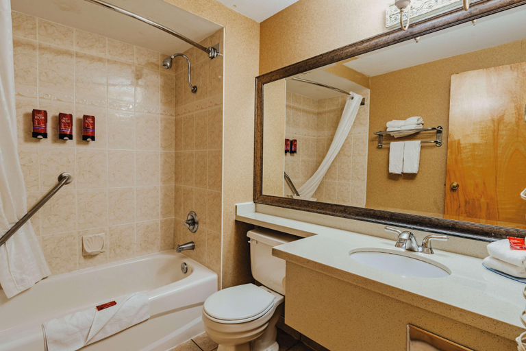 Bathroom 5, SureStay Plus by Best Western Coquitlam, Greater Vancouver