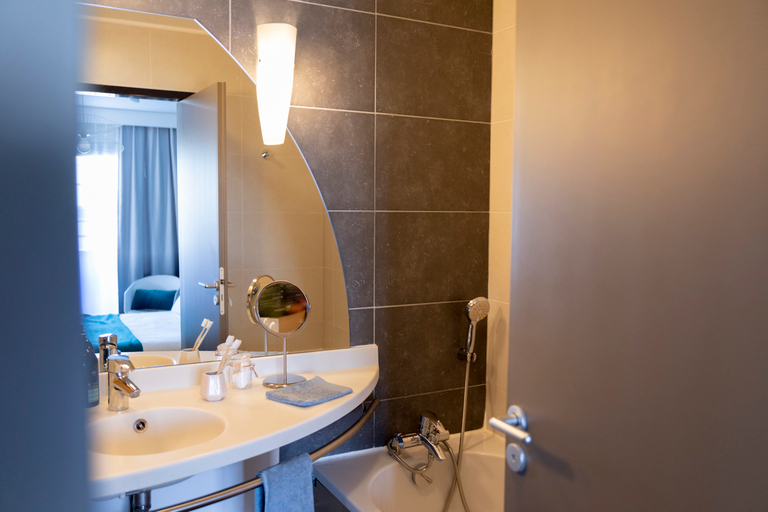 Bathroom 5, Aparthotel Adagio Annecy Centre, Haute-Savoie