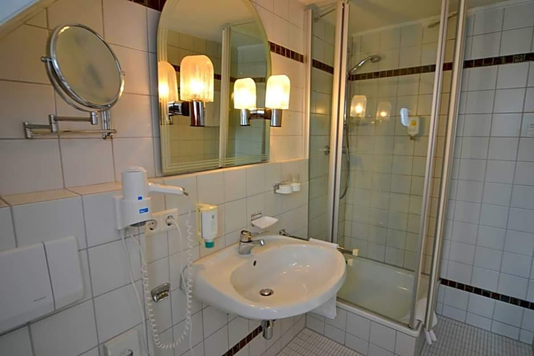 Bathroom 5, Seehotel Hubertus, Breisgau-Hochschwarzwald