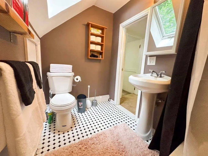 Bathroom 5, Albany Value Stay Near Universities, Hospitals 4 Bedroom Home, Albany