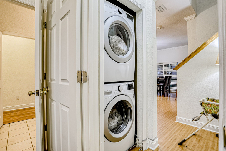 Laundry, Townhouse Near Theme Parks & Shopping With Pool Access, Polk