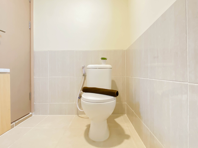 Bathroom 4, Practical 3BR for 5 Pax at Meikarta District 2 Apartment By Travelio, Cikarang