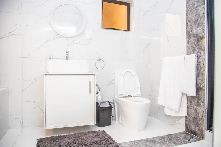 Bathroom 2, Longhorn Executive Apartment, Lusaka