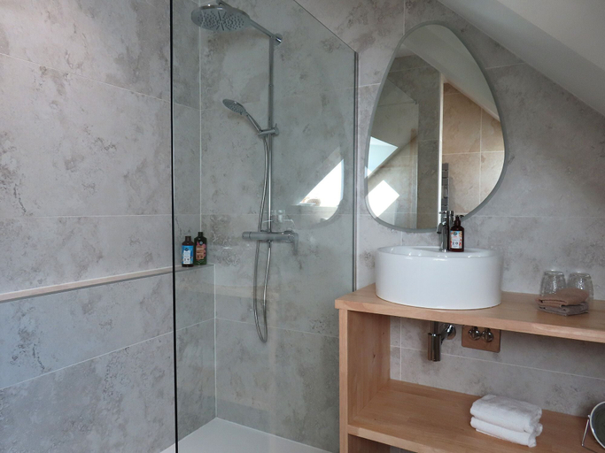 Bathroom 5, Le Foyer Celtique, Morbihan