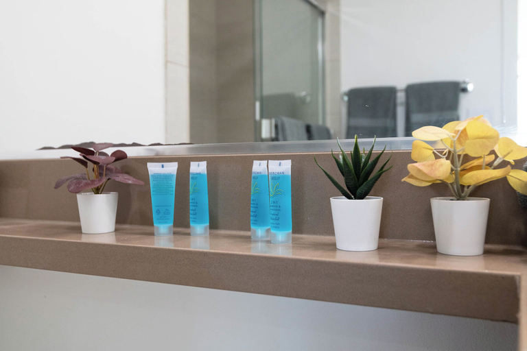 Bathroom amenities, 1BR Universal Studios Pool Gym Parking, Los Angeles
