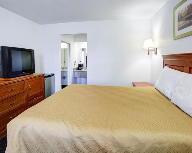 Bedroom 2, Brentwood Inn & Suites, Suffolk