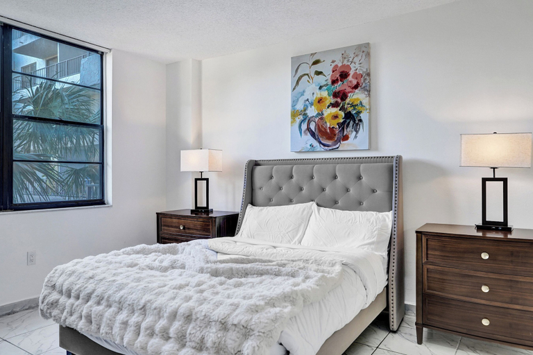 Room 5, Park Towers, Miami-Dade