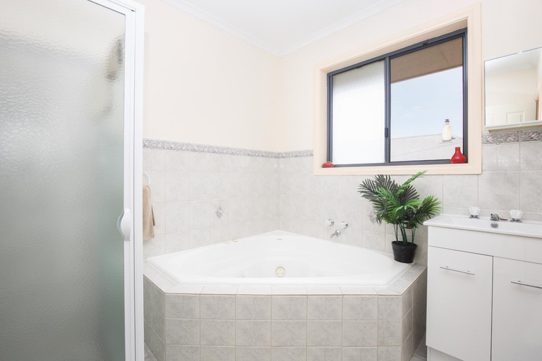 Bathroom 5, Mid City Motel - Mount Gambier, Mount Gambier