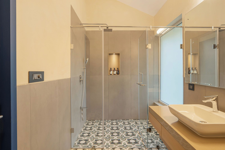 Bathroom 2, ELIVAAS Casa Del Mar 4BHK Villa & Pool, North Goa