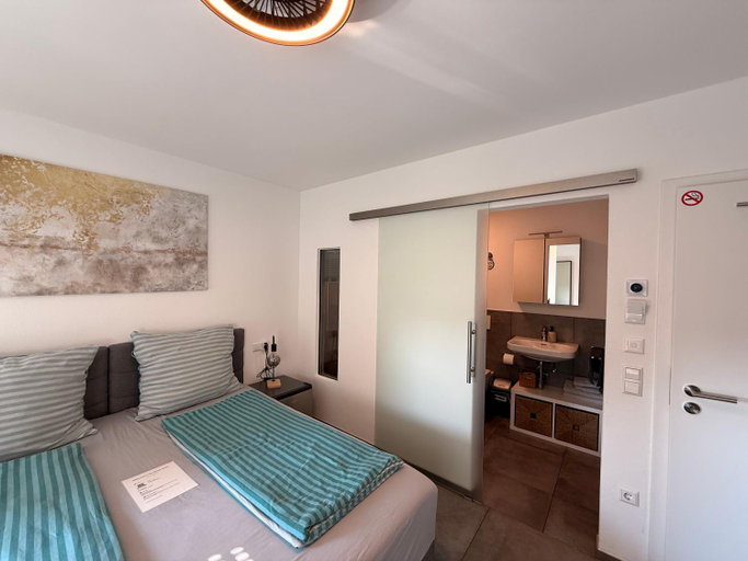 Bedroom 3, Doppelzimmer mit Neckarblick, Esslingen