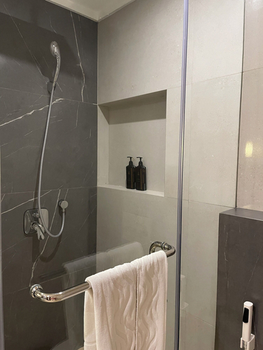Bathroom 5, The Harbourfront Atelier Union Toronto, Toronto