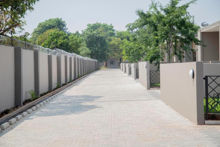 Property grounds 4, Longhorn Executive Apartment, Lusaka