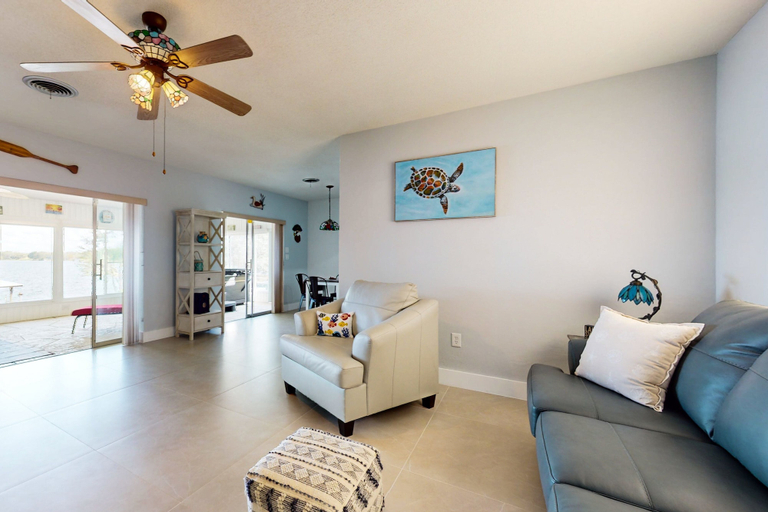 Living area 4, Lakefront Home With Private Hot Tub, Central AC & Beach Access, Highlands