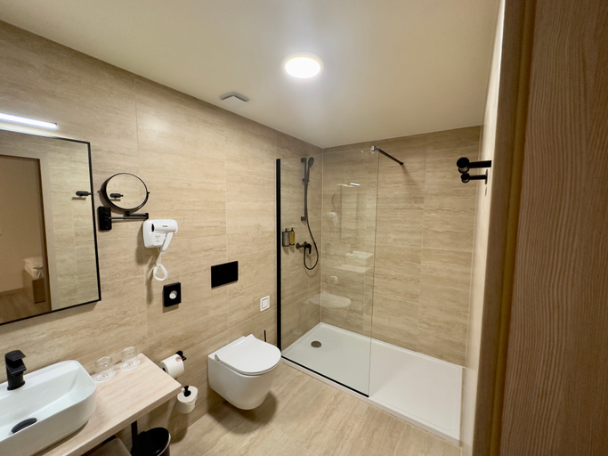 Bathroom 4, Evropa, Celje