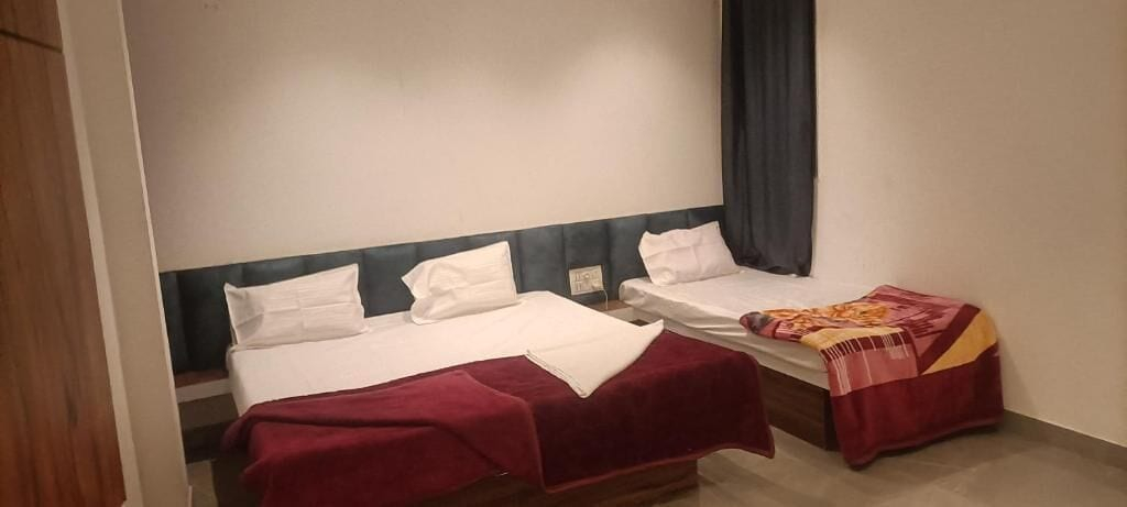 Room 4, Maharaja guest house nashikkar, Solapur