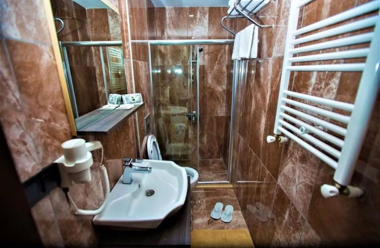 Bathroom, YAYLA HOTEL UZUNGOL, Çaykara