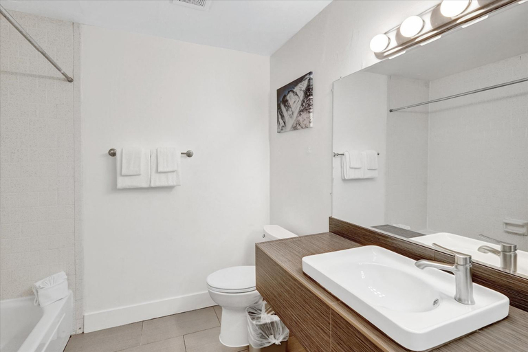 Bathroom 4, Oceanside Marina Suites - A Waterfront Hotel, San Diego