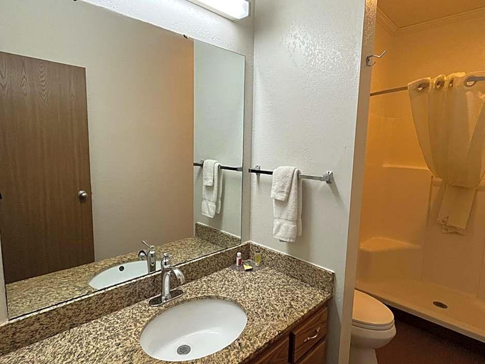 Bathroom 5, Motel 6 Portland, IN GA, Jay