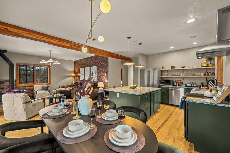 Dining 4, Royal Elk Lodge, Park