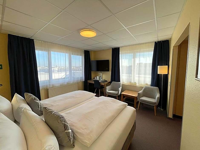 Bedroom 5, Parkhotel Marzahn, Berlin
