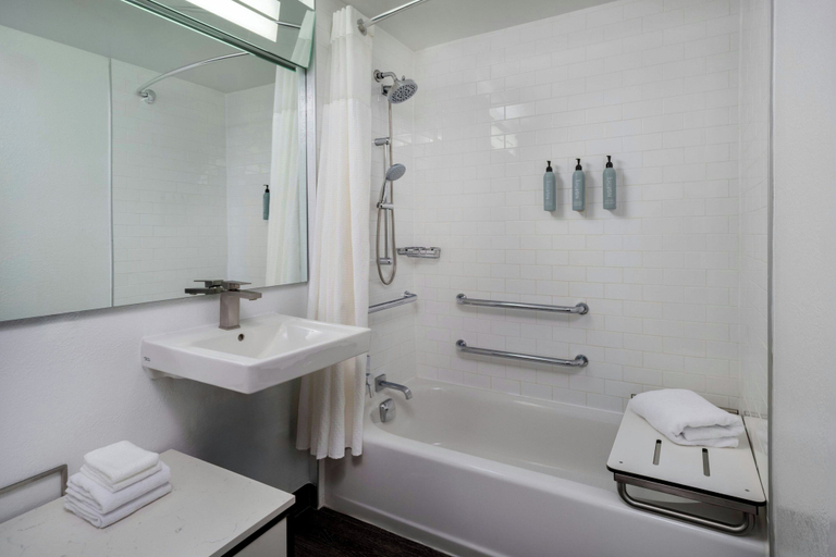 Bathroom 5, Courtyard by Marriott Miami Beach-South Beach, Miami-Dade