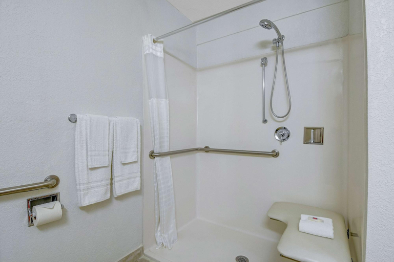 Bathroom 4, Motel 6 Atlanta, GA - Downtown, Atlanta