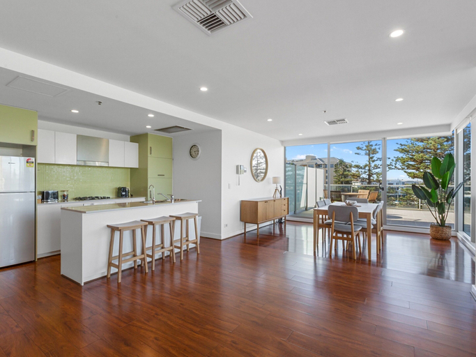Private kitchen, Stylish 2-bed With Terrace, 3-min Walk to Beach, Adelaide