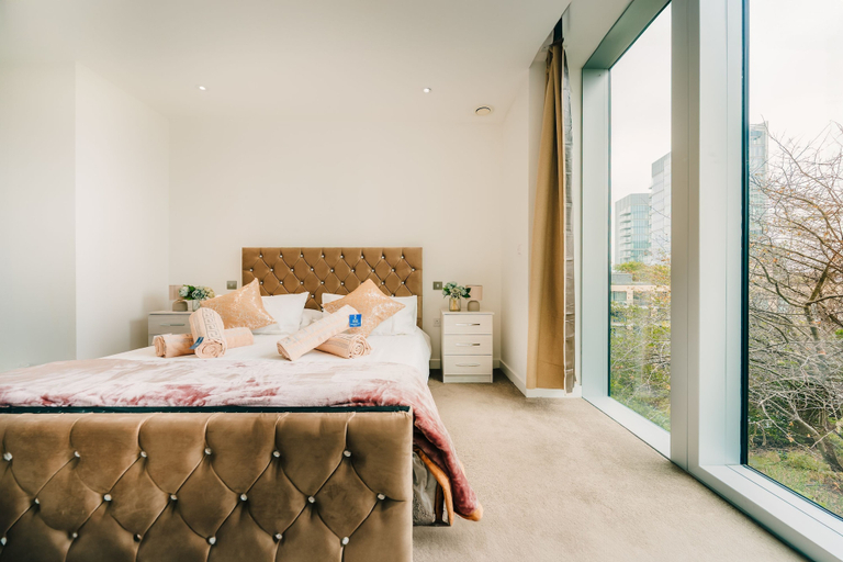 Room 3, LUX Aldgate Apartment I Central London Zone 1, London