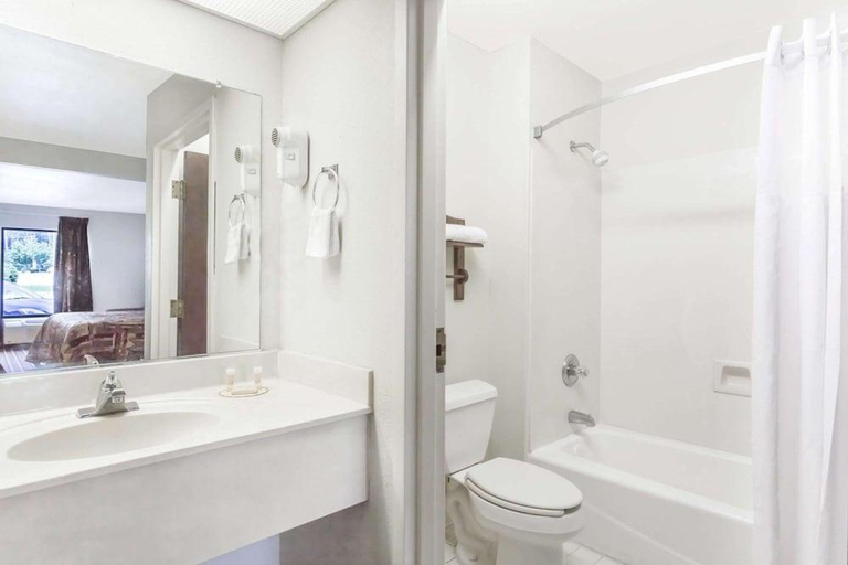 Bathroom, Brentwood Inn & Suites, Suffolk