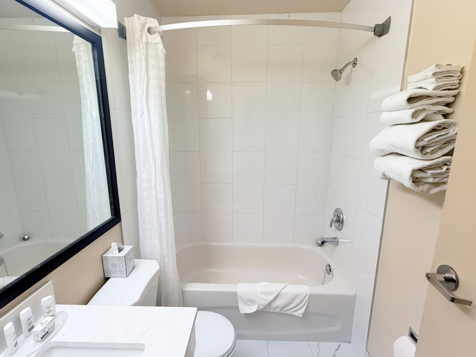 Bathroom 3, Travelodge by Wyndham Drumheller, Division No. 5