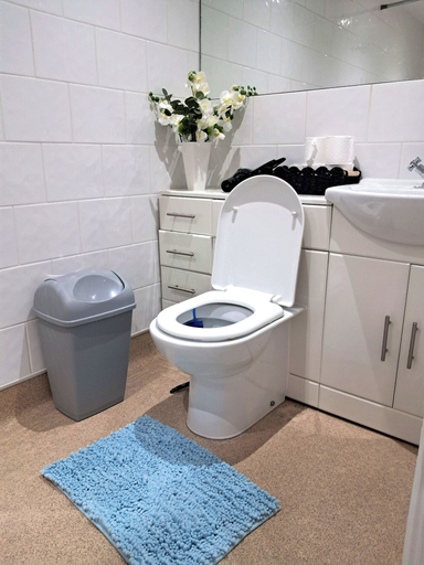 Bathroom 2, 2 Bed Home - Parking, Private Garden, Wifi, Derbyshire