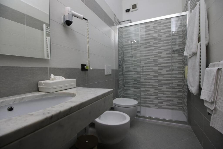 Bathroom 5, Ristorante Hotel Il Giardinetto, Vercelli