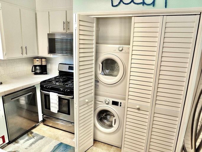 Laundry, Walk to Beach, Tropical Patio, World Cup, Sleeps 5, Los Angeles