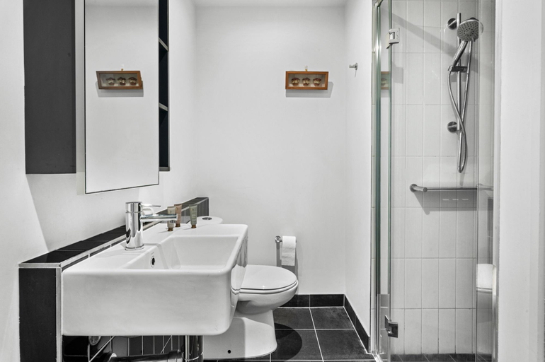 Bathroom, Modern 1 Bed Apartment with City Views, Melbourne