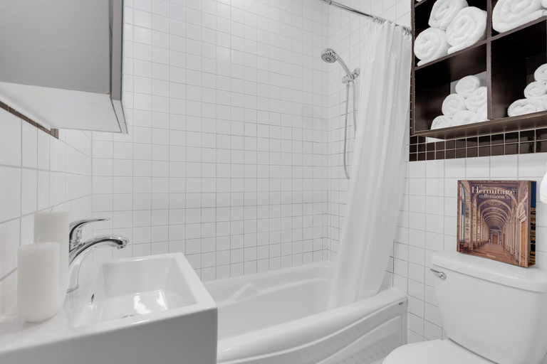 Bathroom 3, LiV MTL - Avenue, Montréal