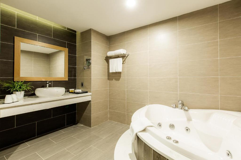Bathroom 5, Muong Thanh Luxury Khanh Hoa, Nha Trang