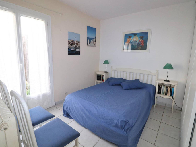 Bedroom, Maison Mediterraneenne 60m² avec Patio et Parking Prive, a 5min de la Plage, 3 Pieces Confortables -, Gard