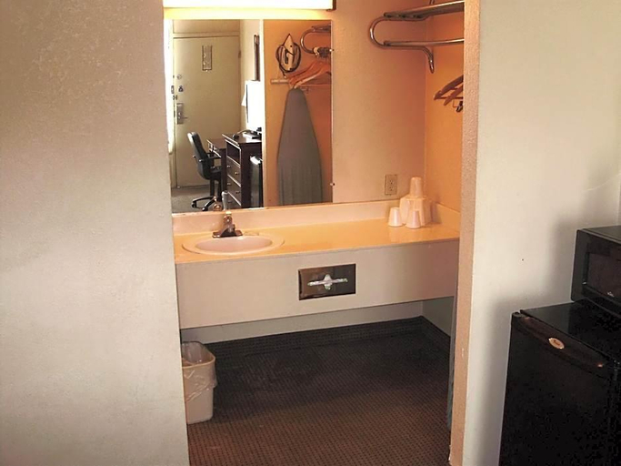 Bathroom 4, Trade Winds Central Inn, Tulsa