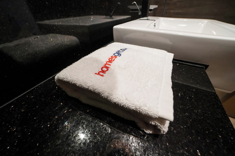 Bathroom amenities, Luxury 1BR in Business Bay, Dubai