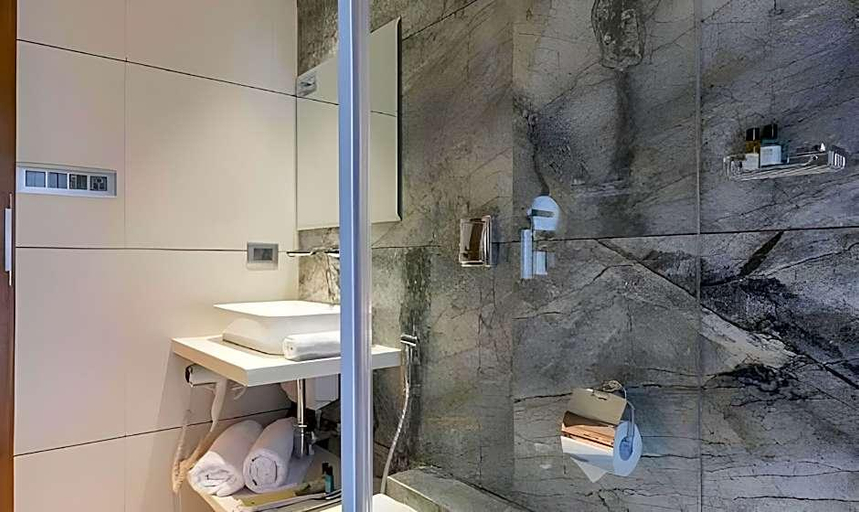 Bathroom 4, Airlink, Mumbai Suburban