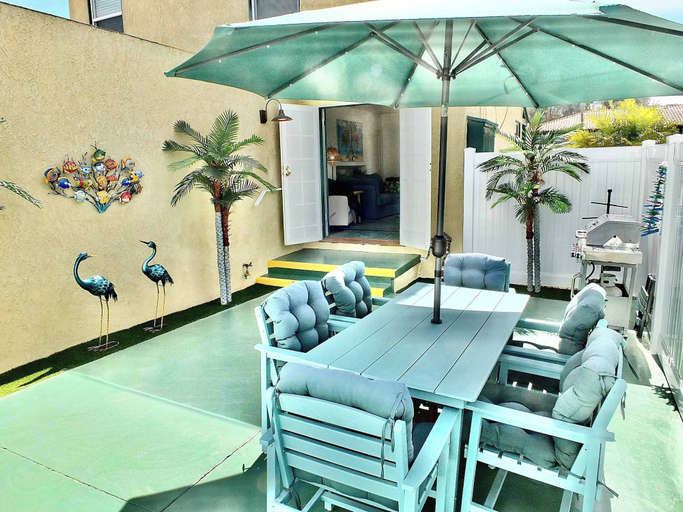 Outdoor dining, Walk to Beach, Tropical Patio, World Cup, Sleeps 5, Los Angeles