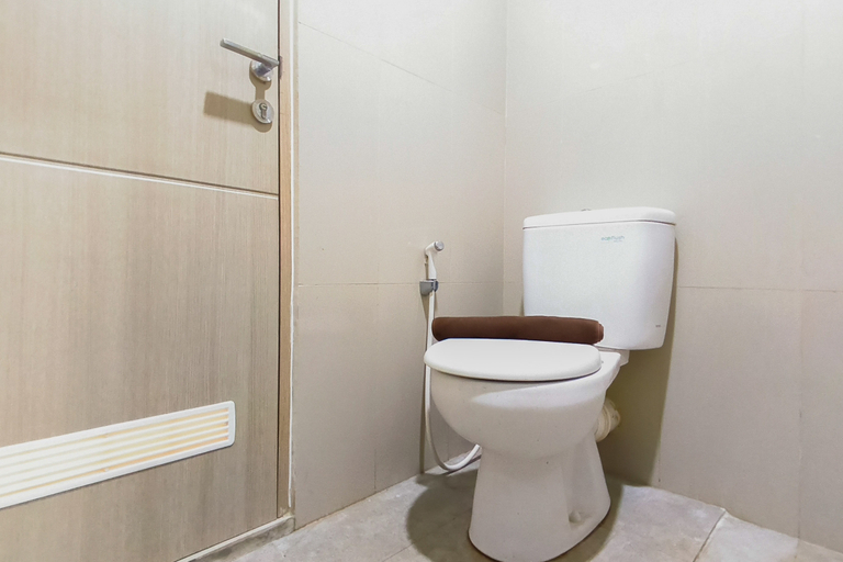 Bathroom 5, Comfy Modern Look Studio Room at Apartment Grand Dharmahusada Lagoon By Travelio, Surabaya