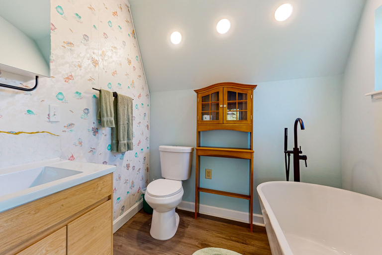 Bathroom 2, Riverfront Home With Internet, Washer and Dryer, and Perfect for Kayaking, Highlands