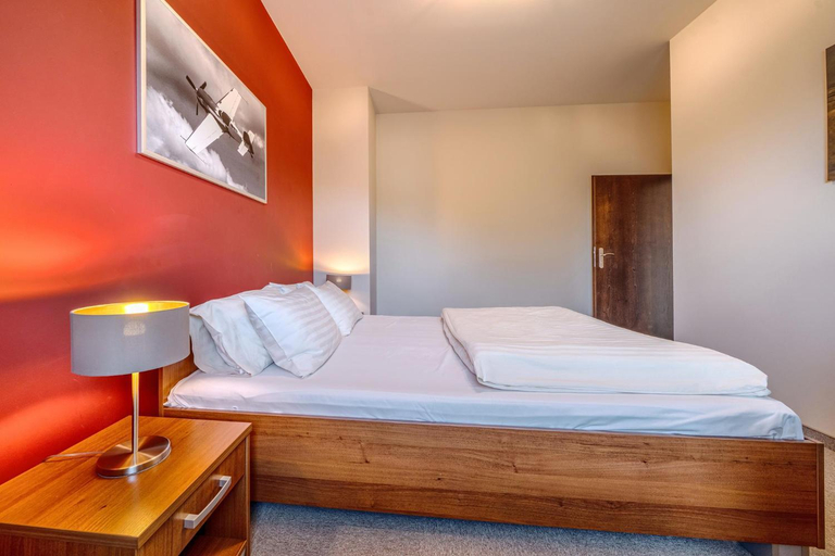 Bedroom 2, Hotel Aviator - kompleks Silesia Ring, Strzelce