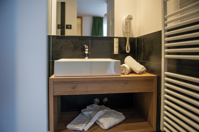 Bathroom 4, Hotel Gran Pre, Bolzano