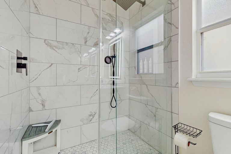 Bathroom 4, Spacious Retreat With Private Pool, Enclosed Yard, Wifi & Game Room, Lake