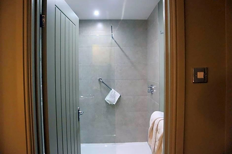 Bathroom 4, George Hotel, Oxfordshire