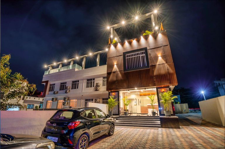 Exterior & Views