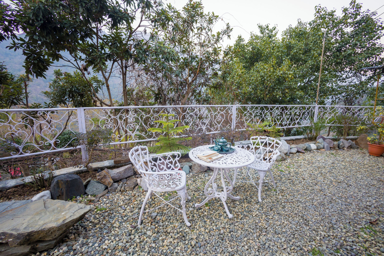Outdoor dining 2, ELIVAAS Zephyr Sierra 2-BHK Hillside, Tehri Garhwal