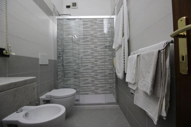 Bathroom 5, Ristorante Hotel Il Giardinetto, Vercelli